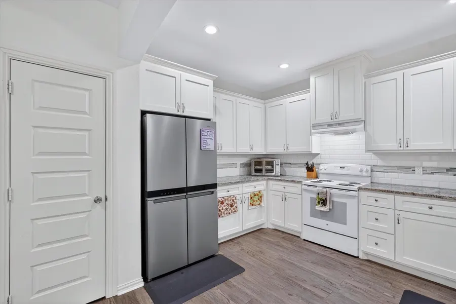 Kitchen range hood and tile backsplash at 4552 Corregidor St