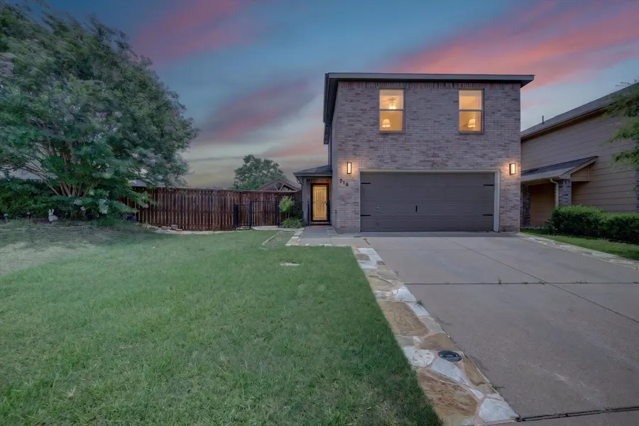 Front exterior of 716 River Hill Ln in Fort Worth, Texas
